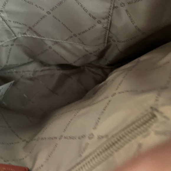 SOLD-MICHAEL Michael Kors Jet Set Charm - Picture 7 of 15